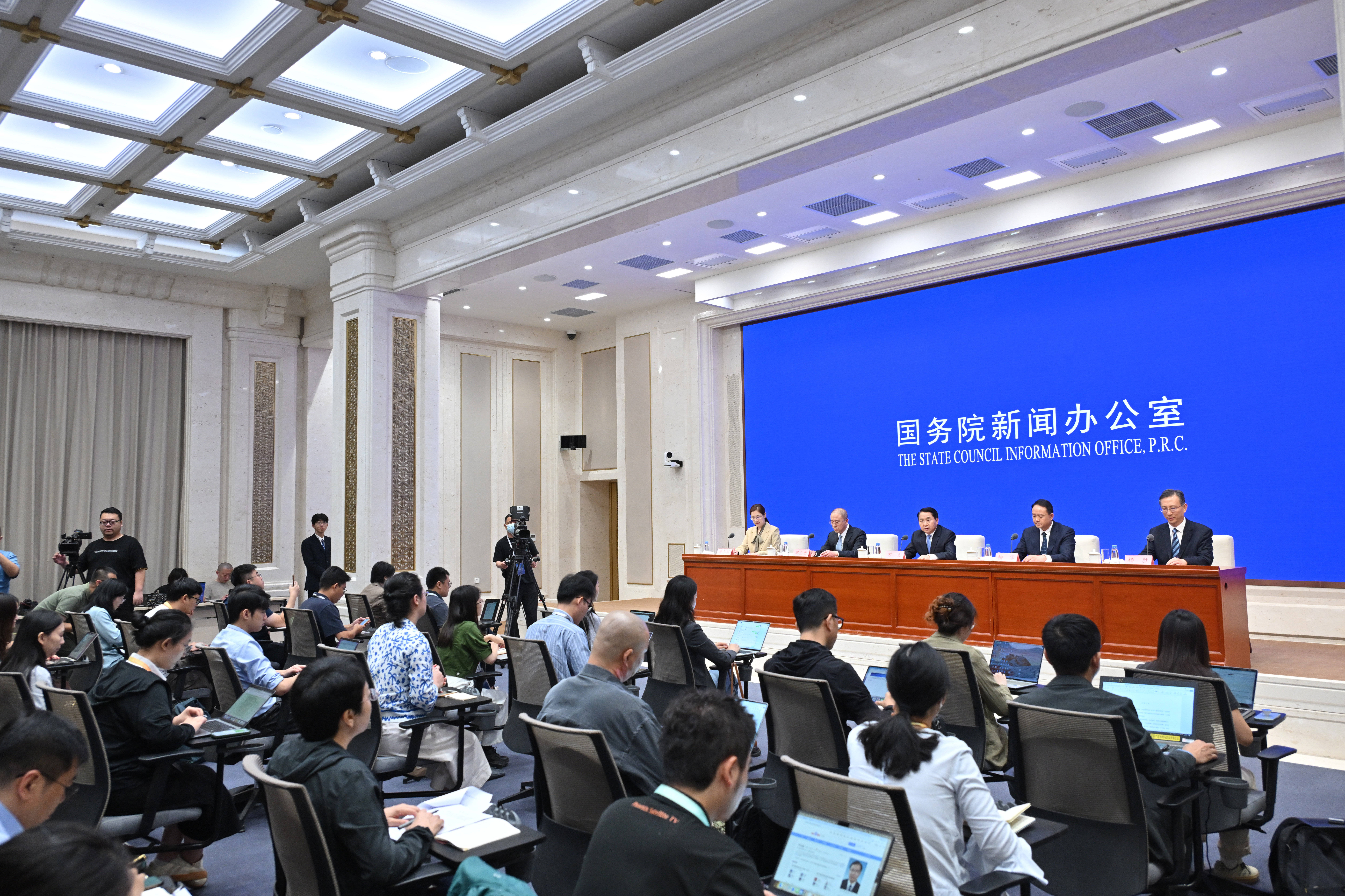 高水平建设面向东盟的金融开放门户推进会召开