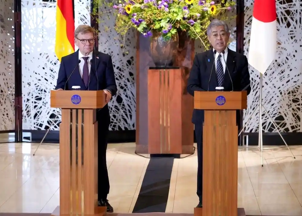 王毅会见德国外长瓦德富尔