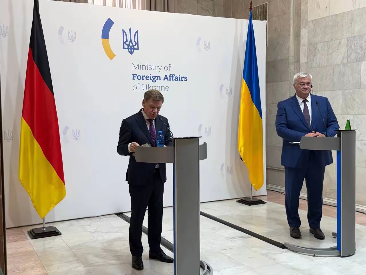 王毅会见德国外长瓦德富尔