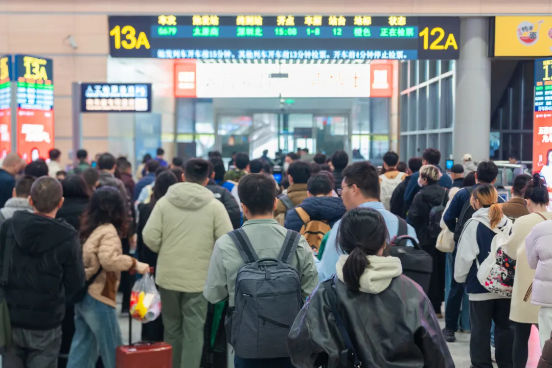 节后返程客流持续高位 深圳铁路累计到发旅客445.9万人次