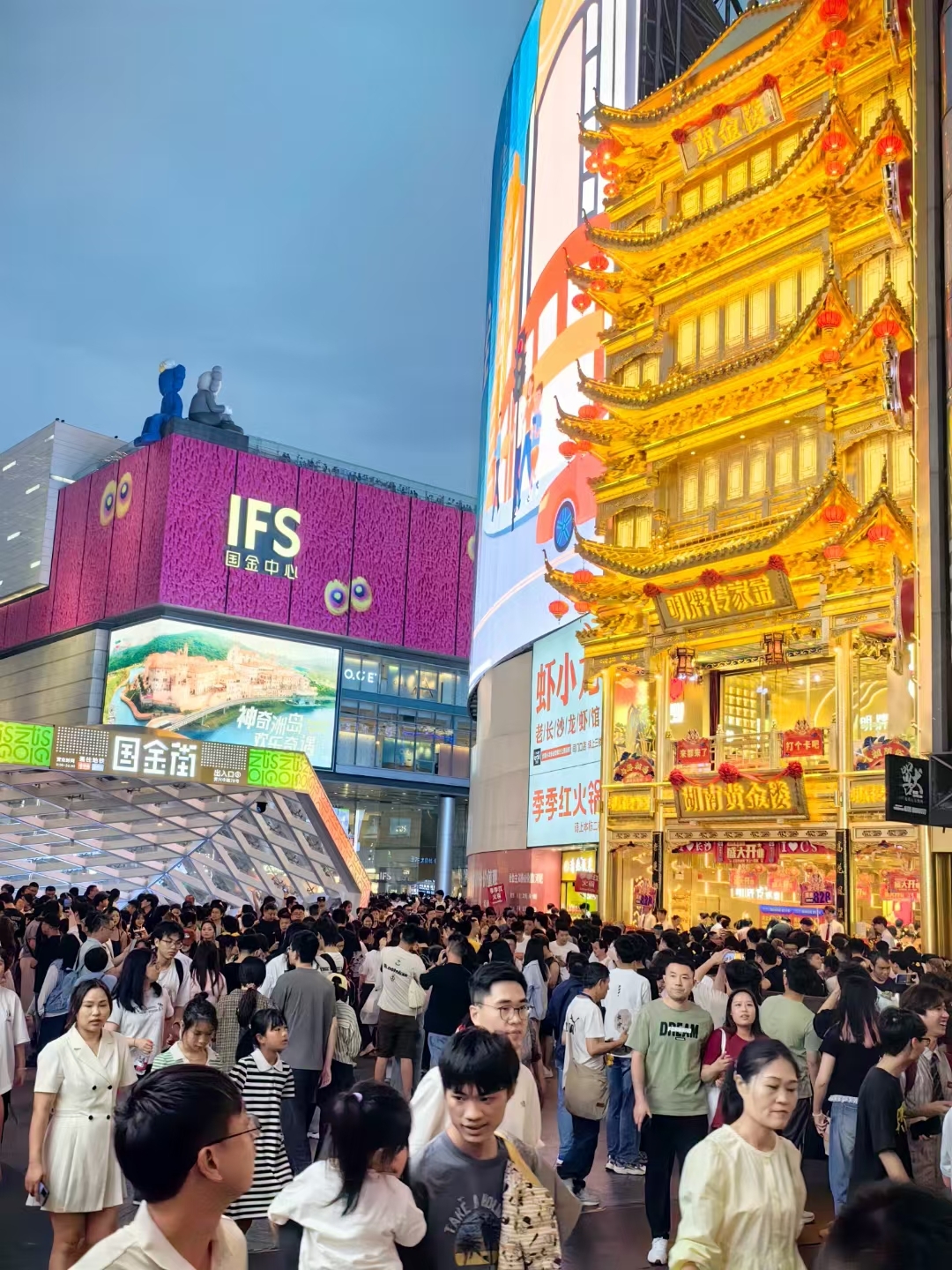 重庆登顶消费第一城，武汉长沙合肥能中部城市崛起？
