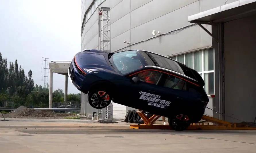 领克就语音助手误关大灯致车祸道歉 智能汽车安全底线讨论再起