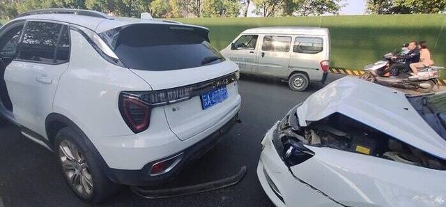 领克就语音助手误关大灯致车祸道歉 智能汽车安全底线讨论再起