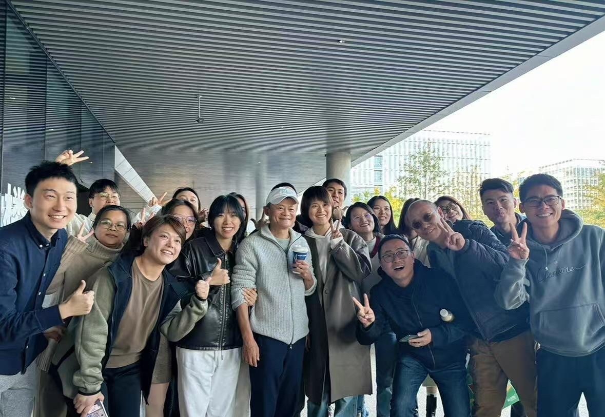 马云现身！阿里新年开工第一站探讨AI