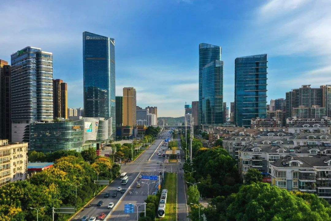 前程无忧报告：北上广深杭平均月薪超1万元，不同城市基层员工收入差距有限