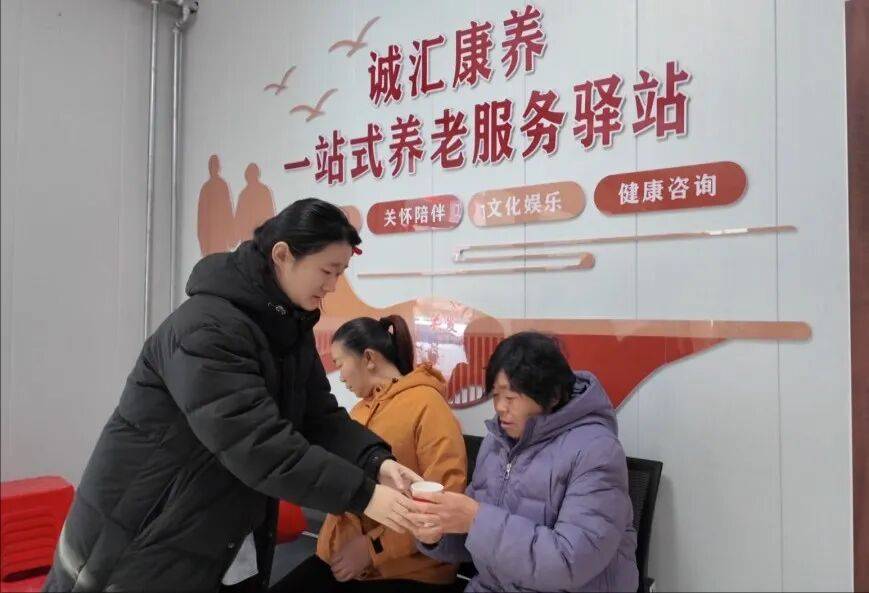 智能康养机器人养老驿站上线