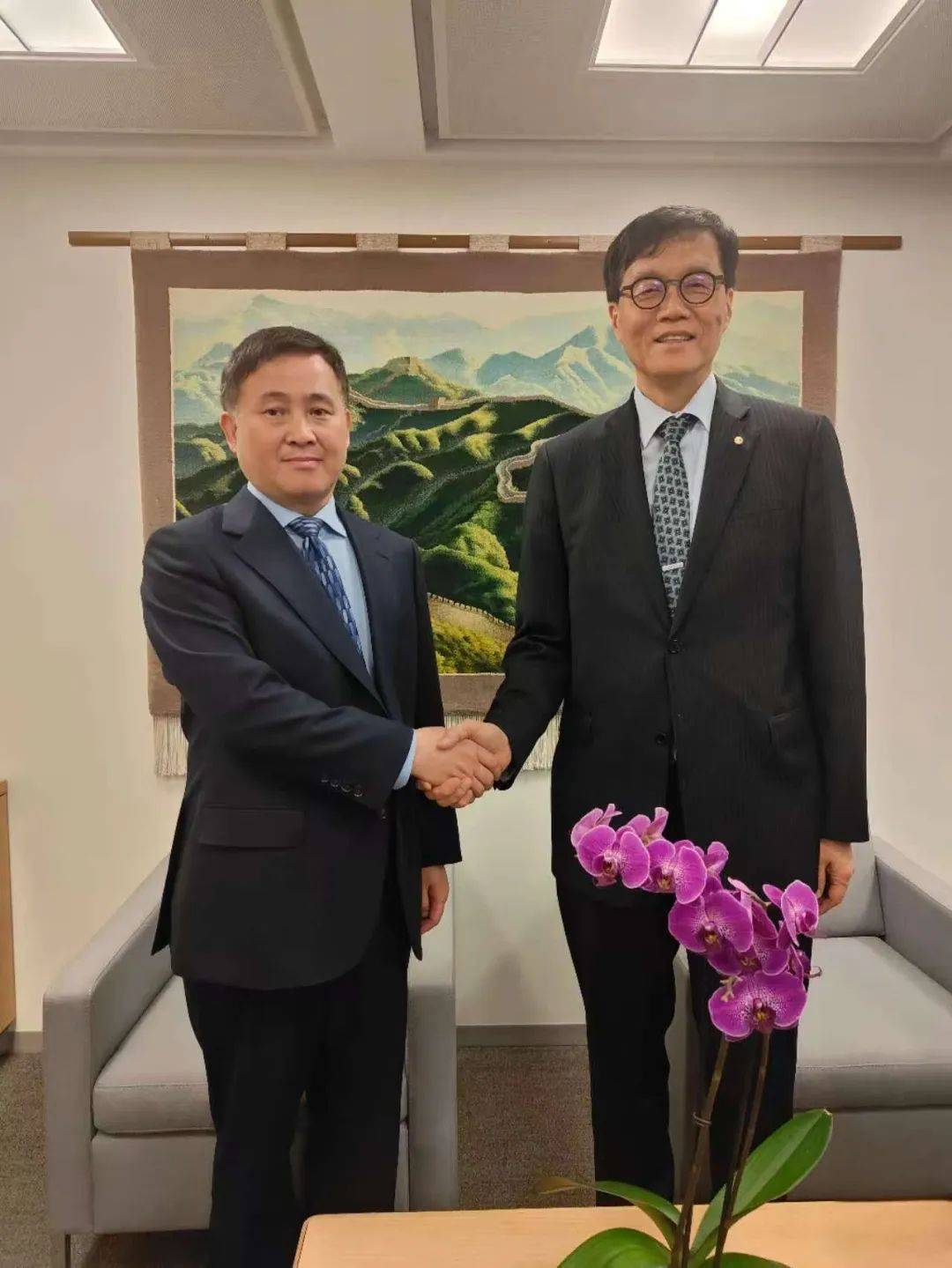 央行行长潘功胜主持召开经济金融专家座谈会 构建科学稳健货币政策体系 实施好适度宽松货币政策